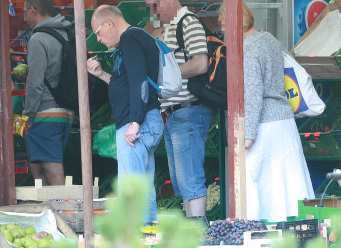 Marek Borowski kradnie śliwki