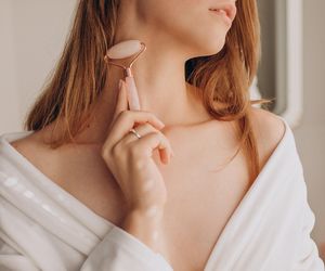 Kamień Gua Sha, wałek jadeitowy, elektroniczny masażer do twarzy - czy naprawdę działają? 