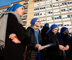 Wierni modlą się za papieża Franciszka. Tłum pod kliniką Gemelli w Watykanie