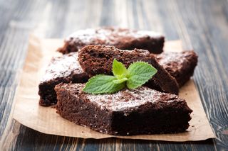 Fit brownie z kaszy jaglanej. Prosty przepis na lekkie i zdrowe ciasto 