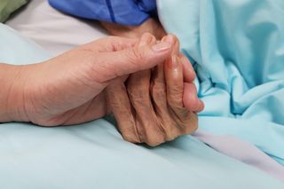 W cierpieniu i niegodnie, wymiotując krwią, z wiadrem na szyi. Tak umiera się w Polsce