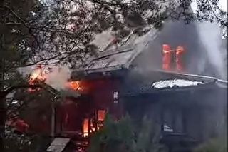 Ogromny pożar domku letniskowego w Koskowicach. Budynek spłonął doszczętnie 