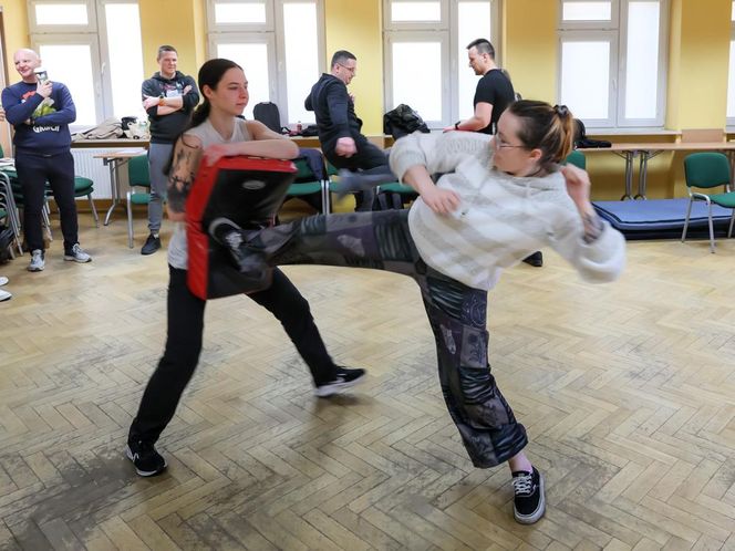 Odpowiedź na bandyckie ataki na ratowników medycznych w Warszawie. Przeszli ostre szkolenie