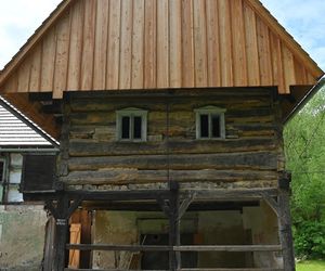 Zabytkowy dom kowala z kuźnią przechodzi remont - prace prowadzi Witold Podsiadło, spec nad spece w dziedzinie tradycyjnego budownictwa Dolnego Śląska.