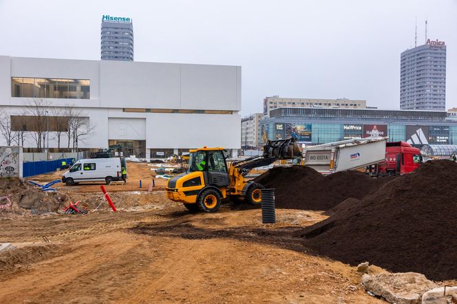 Trwa przebudowa części dawnego Placu Defilad w plac Centralny