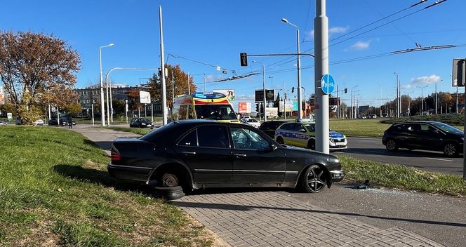 Wypadek na rondzie w Lublinie. 23-latek wylądował na słupie