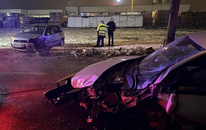 Warszawa. Czołowe zderzenie osobówek w Rembertowie. Jedna osoba trafiła do szpitala 