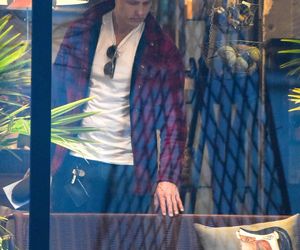 Maciej Zakościelny głaszcze kołdrę po rozwodzie