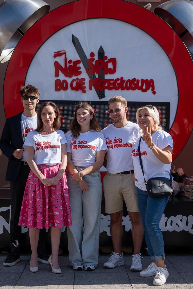 Wielki budzik stanął w centrum miasta. „Nie śpij, bo Cię przegłosują!”