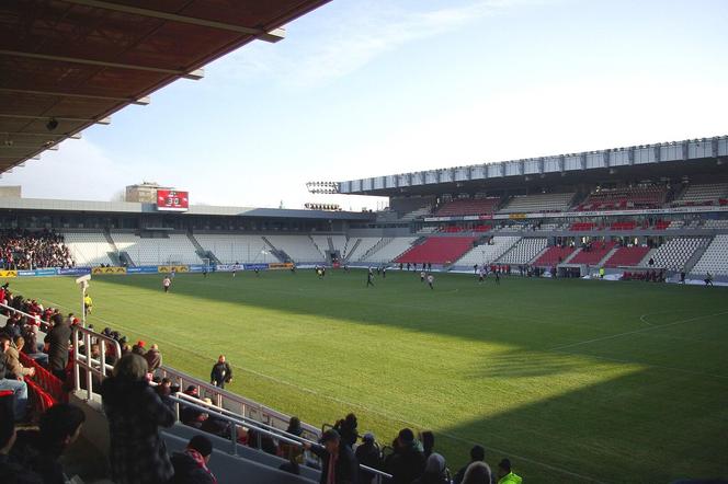 Grają mimo intensywnych opadów! Rozpoczął się mecz Cracovii z Pogonią Szczecin