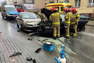 Tarnów. 19-latek stracił panowanie nad bmw i uderzył w renault. Prawo jazdy miał dwa tygodnie