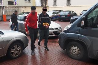 Rozbili drzwi, bo nie chciał otworzyć. Policja zatrzymała poszukiwanego przestępcę