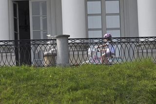 Kasia Nawrocka czuje się już w Belwederze jak u siebie! Przemieszcza się na rowerku!