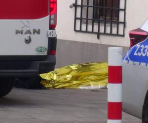 Dramatyczna akcja ratunkowa na warszawskiej Pradze. Upadł na ziemię i umarł
