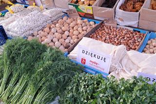 Na warszawskich bazarkach stanęły specjane szafy. To nowy ekologiczny pomysł Ratusza