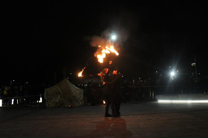 WOŚP 2023 w Krakowie: Fire Show w Nowej Hucie w wykonaniu grupy Spontan Fire