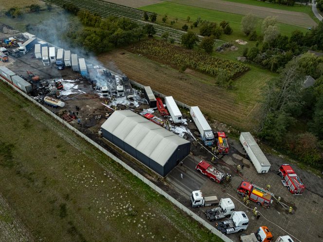 Wielki pożar w Kamieńszczyźnie! Ciężarówki i naczepy stanęły w ogniu