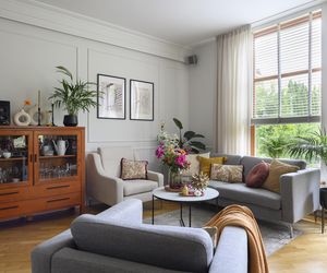 Ściana w salonie: malowanie, tapeta, sztukateria, beton, drewno