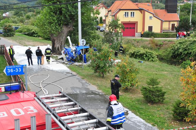 W Burkatowie (woj. dolnośląskie) rozbił się śmigłowiec. Dwie osoby są ranne.