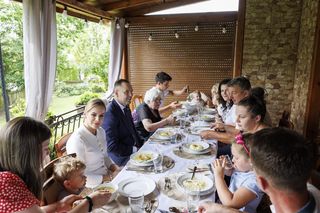 Karol i Marta Nawroccy na obiedzie u rodziny spod Kolbuszowej, na stole same smakołyki