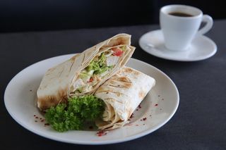 Lunch do pracy w kilka minut. Pyszna pita Cezar to strzał w dziesiątkę