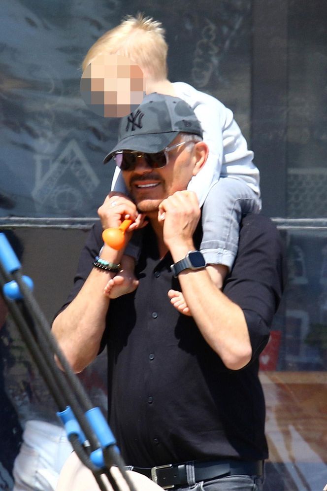 Krzysztof Ibisz je żonie z ręki