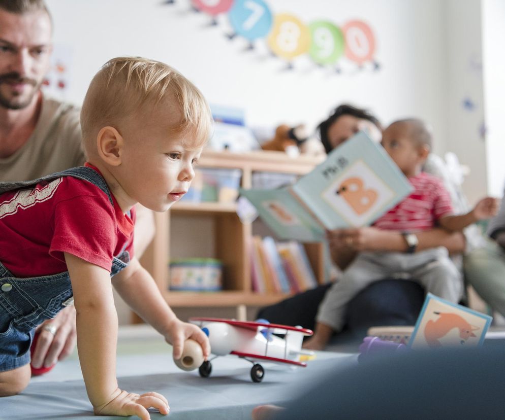 Żłobki są droższe, jednak rodzice płacą mniej? O co chodzi z rządowym programem