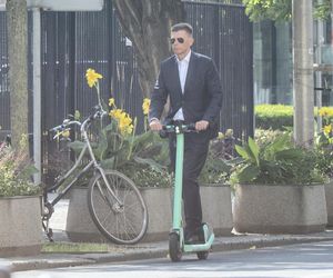 Ryszard Petru na hulajnodze