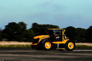 Najszybsza jazda traktorem w dziejach! JCB Fastrac Two rozpędził się do blisko 250 km/h - WIDEO, GALERIA
