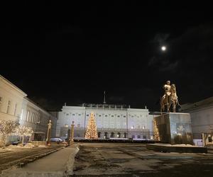 Warszawska iluminacja w śnieżny wieczór