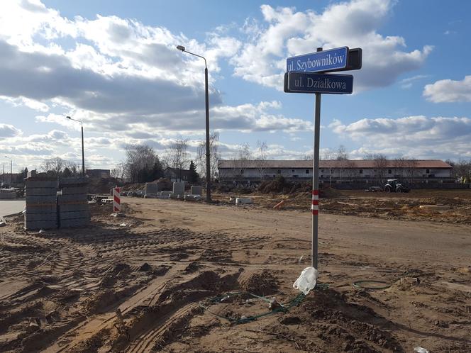 To nie droga przez stepy w Ameryce, a ulica Szybowników w Lesznie. Robota wre