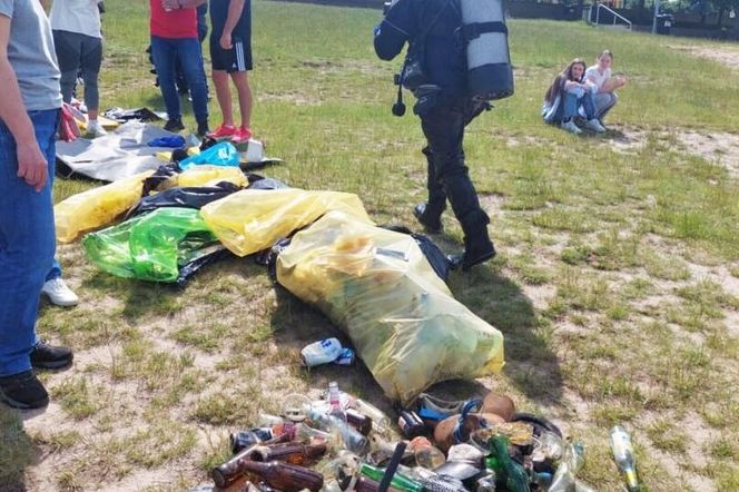 Płetwonurkowie oczyszczali plaże w Iławie. W wodzie masa śmieci