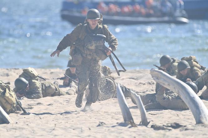 Turyści usłyszeli strzały, a czołgi wjechały na plaże. Zobaczcie zdjęcia z finałowej inscenizacji „Lądowanie na plaży”!