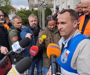 Konferencja prasowa hutników przed Ministerstwem Przemysłu w Katowicach