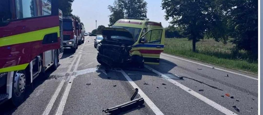 Zderzenie trzech pojazdów w Starym Opolu. Dwie osoby trafiły do szpitala