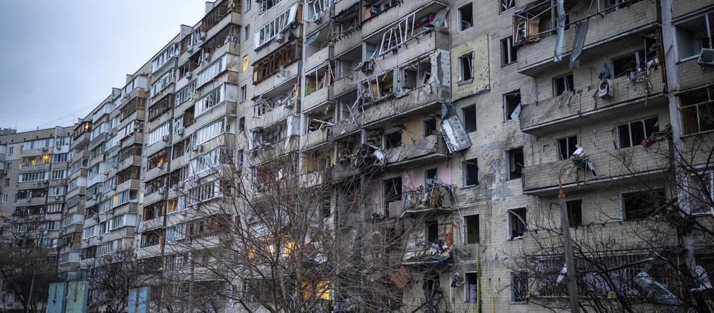 Wojna na Ukrainie - zniszczony budynek mieszkalny