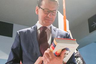 Premier Morawiecki obkupił się na Warszawskich Targach Książki