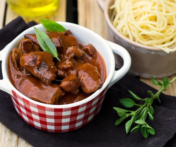 Peposo: kultowa wołowina z Toskanii. Miękkie mięso duszone w czerwonym winie i pieprzu