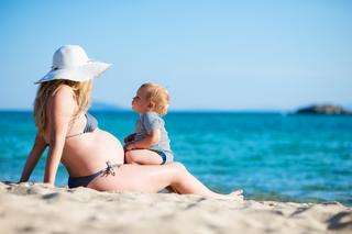 Ciąża a opalanie się – jak zabezpieczyć skórę i co zrobić, by pobyt dziecka na słońcu był bezpieczny?