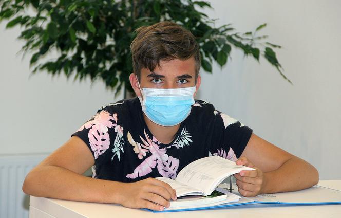 Powrót nauki zdalnej. Ogniska koronawirusa w kolejnych szkołach. Na liście ponad 200 placówek