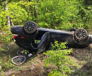 Volkswagen zmiótł rowerzystkę, potem dachował. Kobieta nie żyje