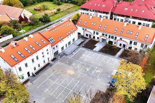 Życie w Architekturze 2025. Przebudowa i remont budynków gospodarczych i mieszkalnego wraz ze zmianą sposobu użytkowania na budynki mieszkalne wielorodzinne oraz lokal usługowy – biuro, a także budowa parkingu naziemnego i niezbędnej 