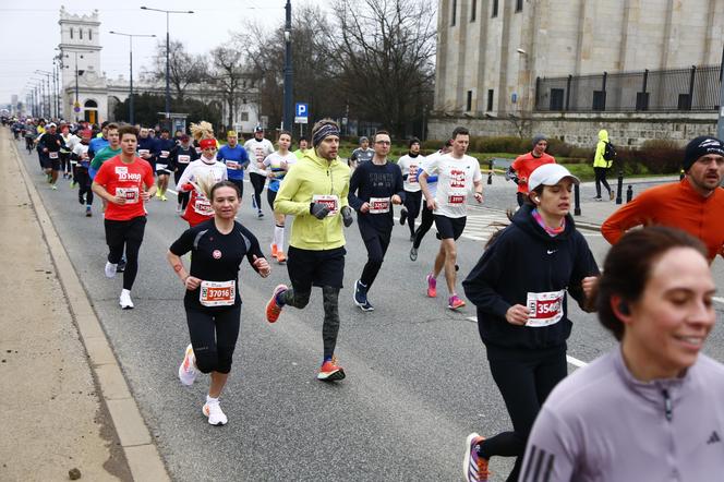 Bieg na Piątkę 2024, Warszawa - zdjęcia. Biegłeś? Szukaj się w galerii!