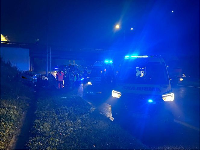 Groźny poranek na DTŚ w Rudzie Śląskiej. Samochód rozbił się na filarze wiaduktu, dwie osoby w szpitalu