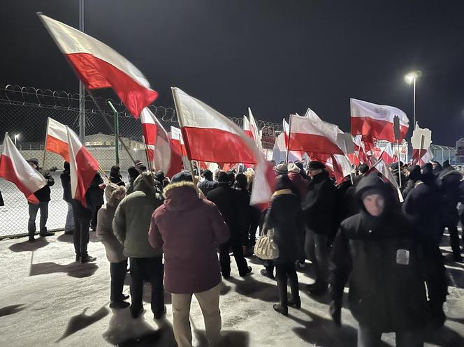 Manifestacja pod więzieniem, w którym przebywa Maciej Wąsik