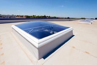 Świetlik dachowy - światło naturalne w obiektach przemysłowych