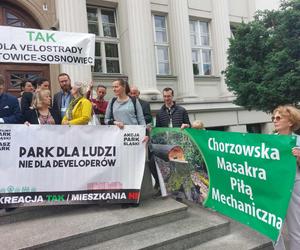 Konferencja prasowa zorganizowana przez społeczników po rozprawie w WSA w Gliwicach