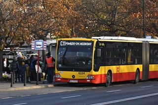 Wszystkich Świętych 2025 w Warszawie. Jak pojedzie komunikacja miejska? Linie cmentarne (1-2.11.2025)