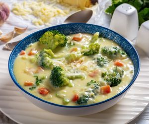 Aksamitna zupa brokułowa z ziemniakami i marchewką – zdrowy, sycący obiad pełen smaku!