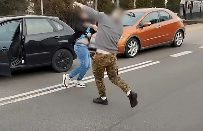 Do sieci trafiło szokujące nagranie. Brutalna bójka kierowców. Przez kilka minut kopali się na oczach świadków